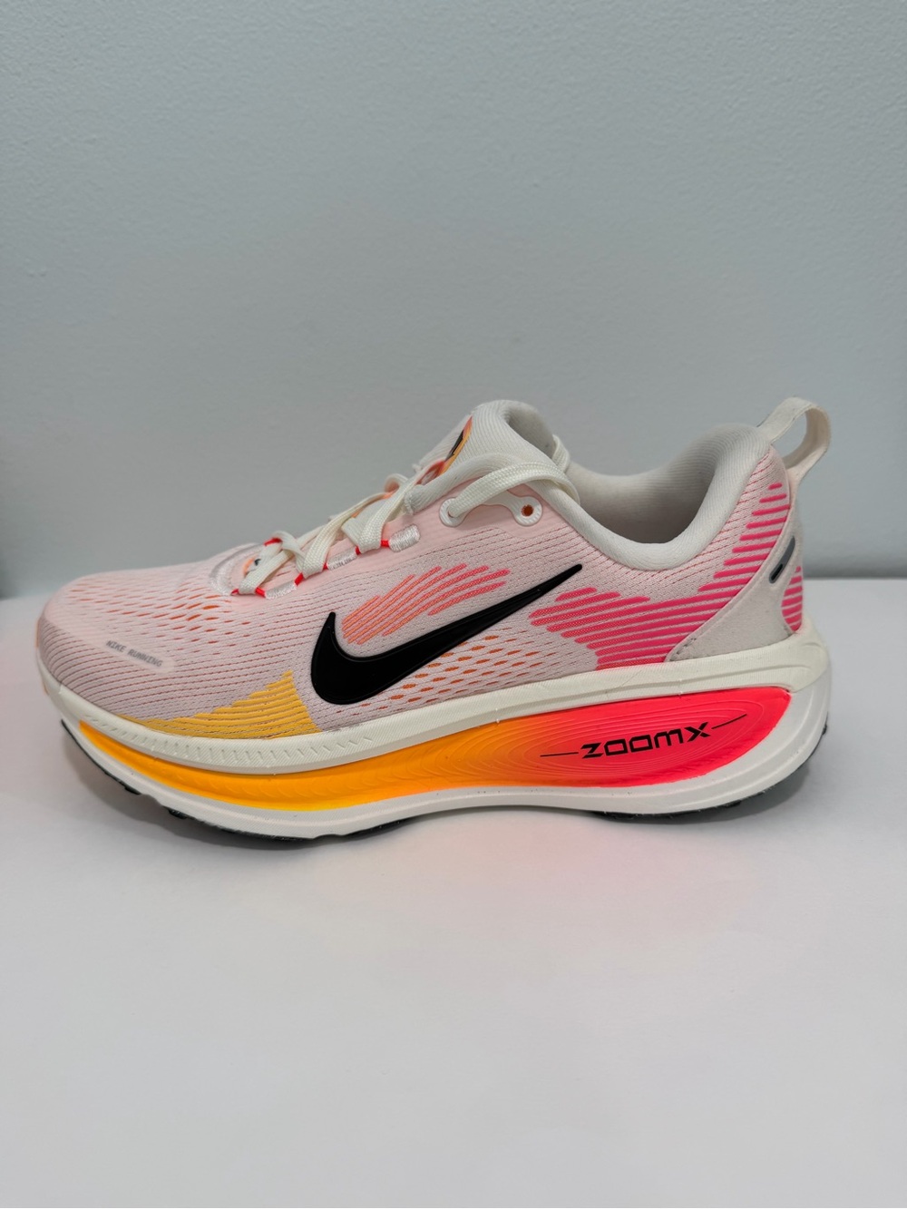 NIKE Vomero 18 Women's White Pink Orange HM6804-100 Running Mesh ZoomX Shoes (6) - Picture 7 of 16